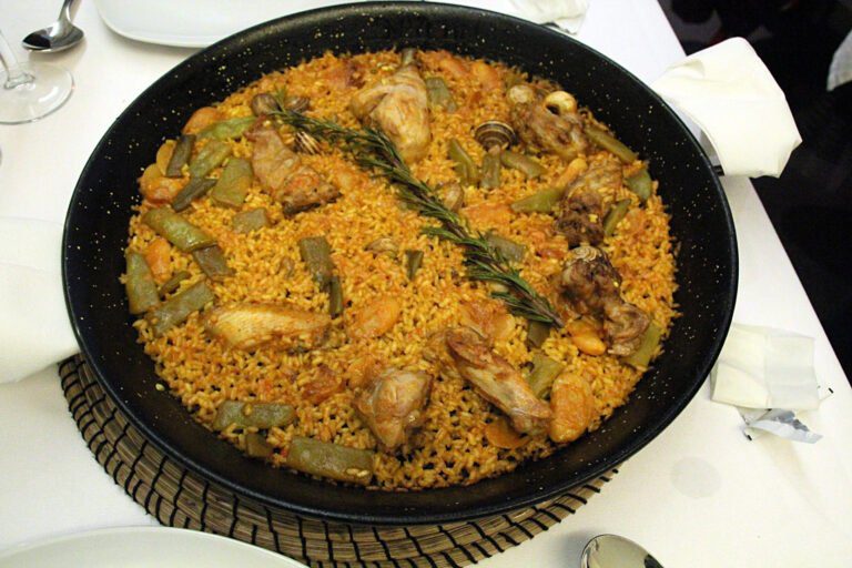 Paella eet je met konijn Spanjeliefhebbers